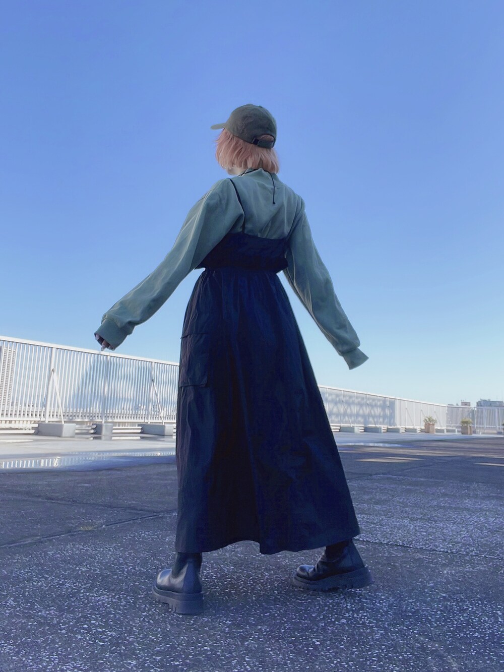 「秋服、秋冬コーデ、カジュアルスタイル、骨格ウェーブ、ワンピース、ストリート、スウェット、キャップ」｜「Alley by w closetのアイテム（ワンピース、ブラック系）」を使った、bumpy221_さん（レディース・157cm）の秋コーディネートの3枚目の写真
