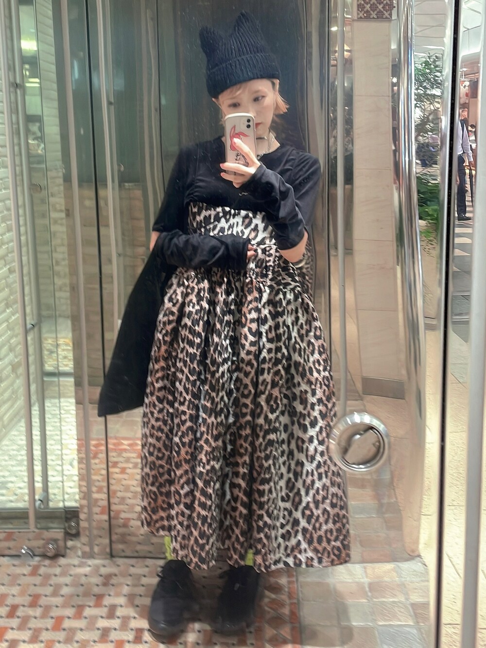 「スニーカー、秋服まるっと大公開、秋服、秋カラー、ワンピース、スニーカーコーデ、秋のコーデ、ニット帽、秋冬コーデ、ストリートコーデ、ootd、レオパード、レイヤードスタイル、骨格ウェーブ、ブルベ夏」｜「SPINNSのDIRKタグ付き ねこ耳 ニットキャップ（ニットキャップ/ビーニー、ブラック系）」を使った、bumpy221_さん（レディース・157cm）の秋コーディネートの2枚目の写真