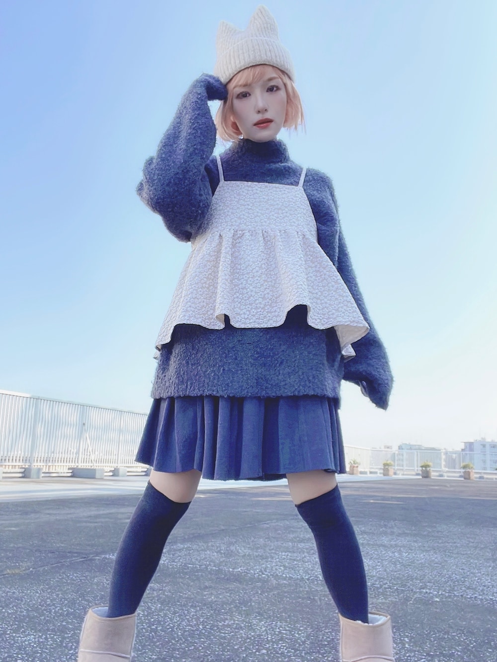 「秋服、秋冬コーデ、ニットコーデ、ニット、ニット帽、ネコ、スカートスタイル、ニーハイソックス、ニーハイ、骨格ウェーブ、ブーツスタイル」｜「SPINNSのアイテム（ニットキャップ/ビーニー、ホワイト系）」を使った、bumpy221_さん（レディース・157cm）の秋コーディネートの3枚目の写真