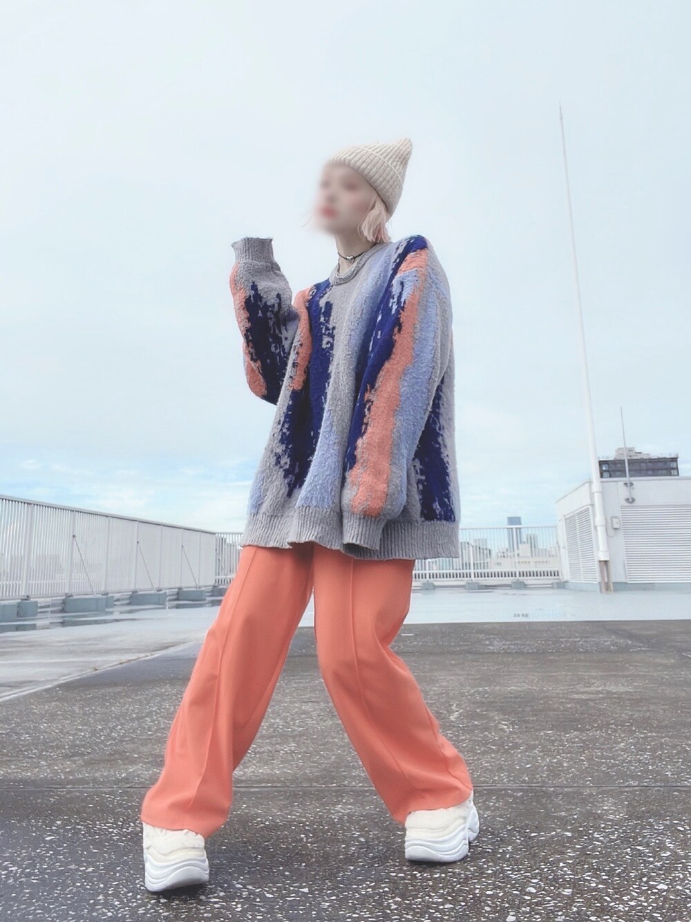 「スラックス、秋のコーデ、ビッグシルエット、ゆるコーデ、初秋コーデ、骨格ウェーブ、厚底シューズ、ニット、ニット帽、ootd」｜「GUのアイテム（スニーカー、ホワイト系）」を使った、bumpy221_さん（レディース・157cm）の秋コーディネートの2枚目の写真