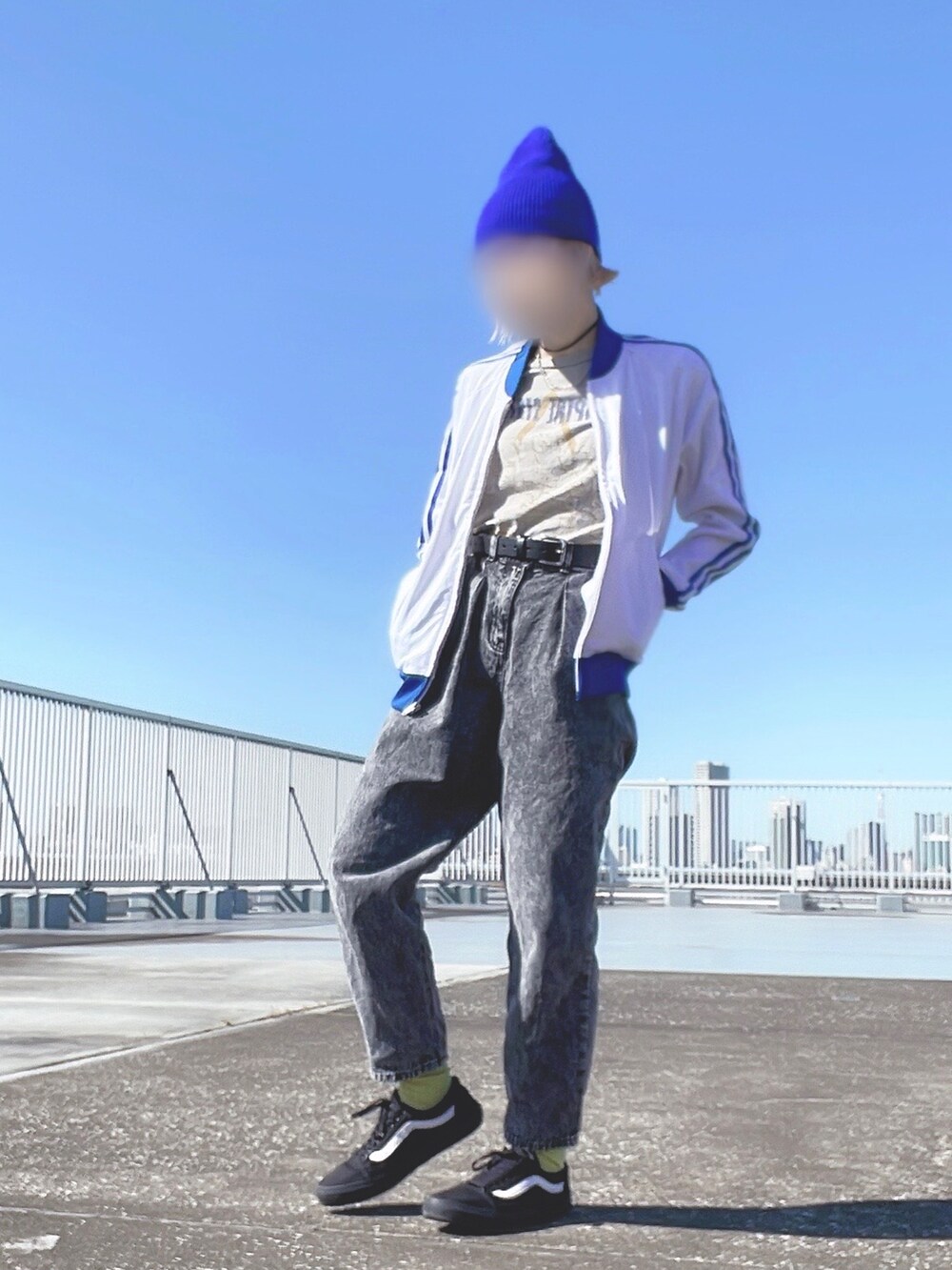 「秋冬、パンツコーデ、デニム、重ね着ベストシーズン、骨格ウェーブ」｜「Katieのアイテム（Tシャツ/カットソー、グレー系）」を使った、bumpy221_さん（レディース・157cm）の秋コーディネートの2枚目の写真