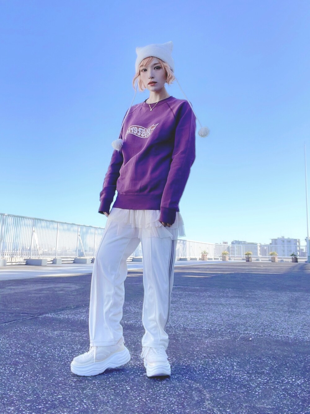 「秋服、秋冬コーデ、パンツスタイル、カジュアルスタイル、骨格ウェーブ、スニーカーコーデ、スカートスタイル、スカートコーデ、初秋コーデ、GUコーデ、カラーコーデ、スウェット、スニーカー」｜「GUのアイテム（その他パンツ、ホワイト系）」を使った、bumpy221_さん（レディース・157cm）の秋コーディネートの2枚目の写真