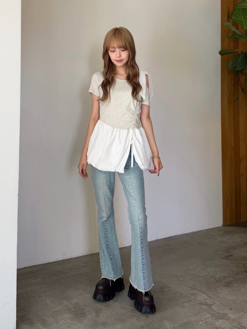 グレー系のTシャツ/カットソー、ブルー系のその他パンツを着用したレディースの夏コーディネートの2枚目の写真