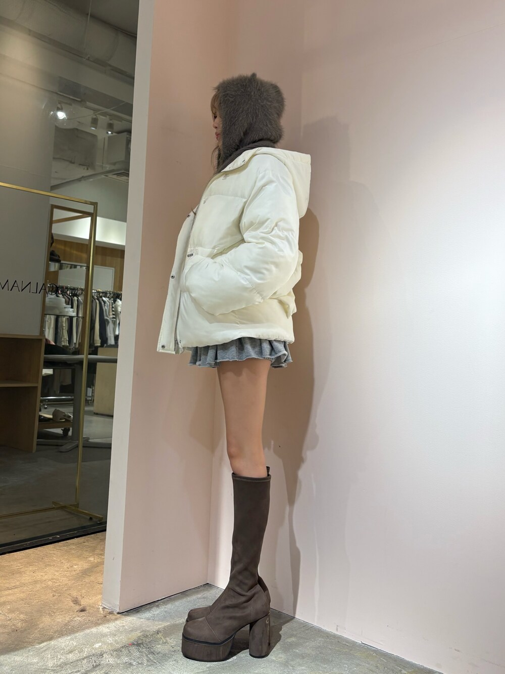 ブラウン系のブーツ、グレー系のその他パンツ、ホワイト系のブルゾンを着用したレディースの秋コーディネートの2枚目の写真