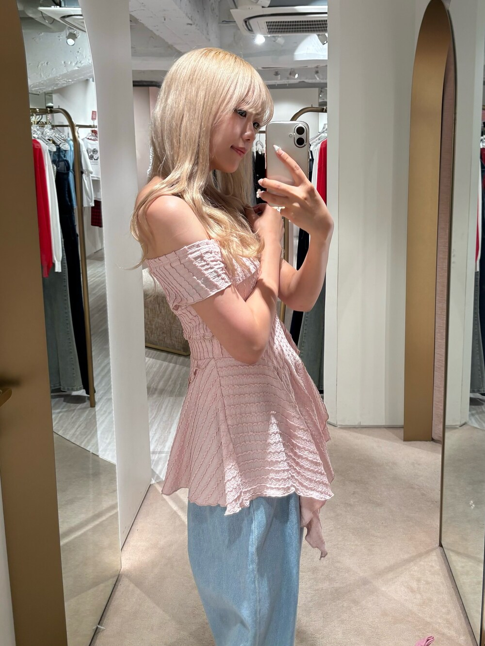 ブルー系のデニムパンツ、ピンク系のTシャツ/カットソーを着用したレディースの夏コーディネートの3枚目の写真