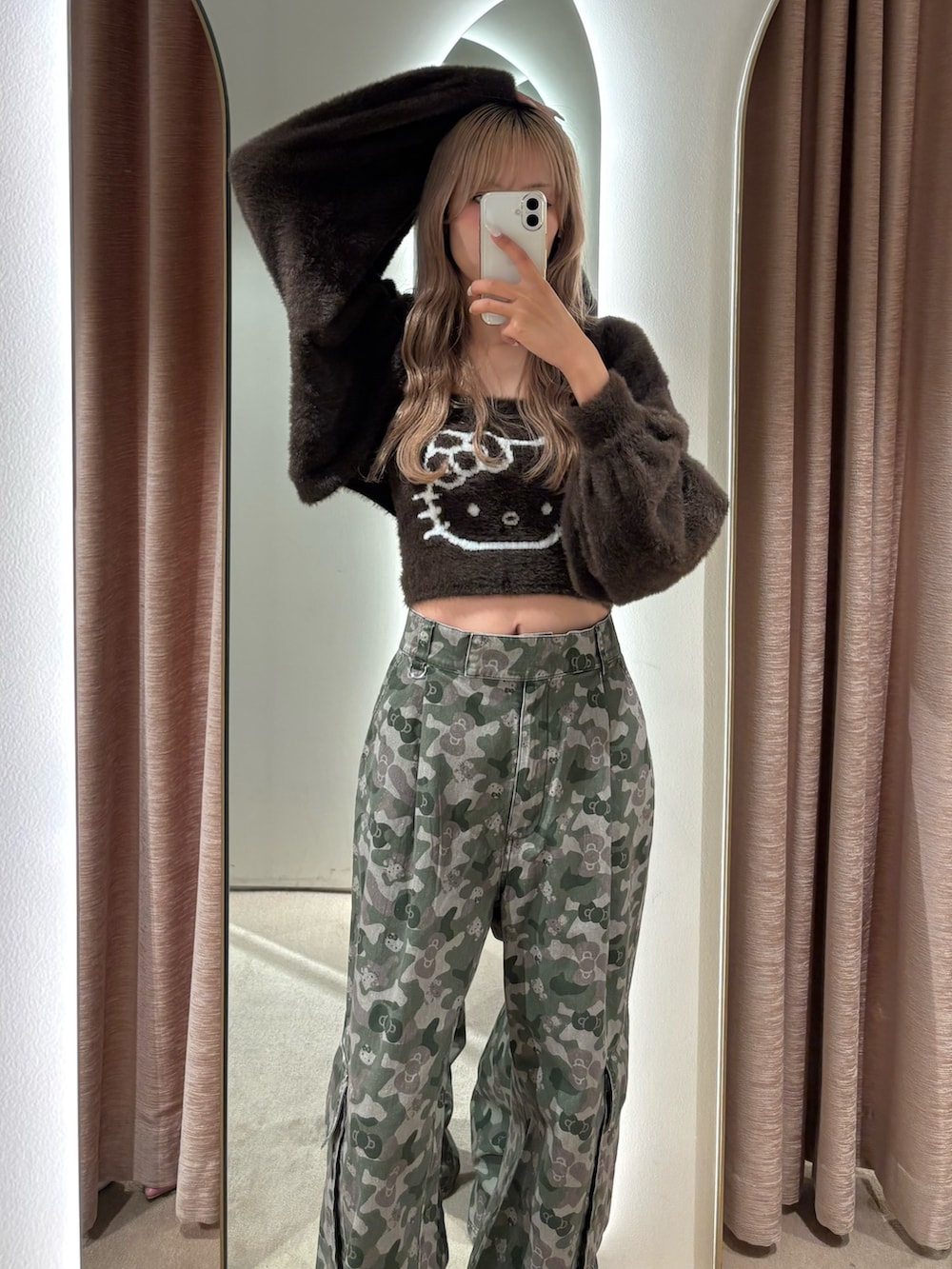 グレー系のニット/セーター、ベージュ系のその他パンツを着用したレディースの秋コーディネートの3枚目の写真