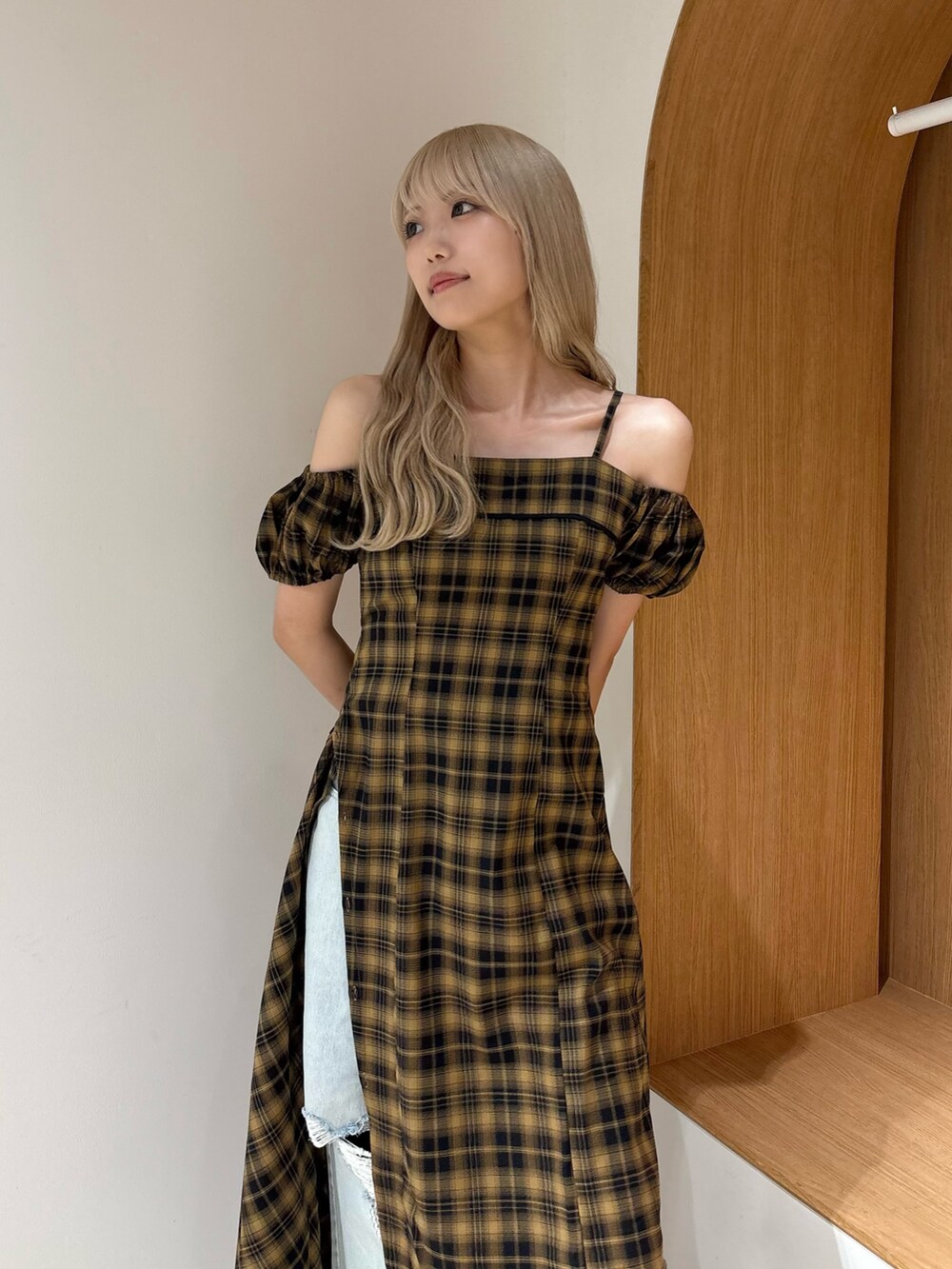 その他のワンピース、ブルー系のデニムパンツを着用したレディースの夏コーディネートの3枚目の写真