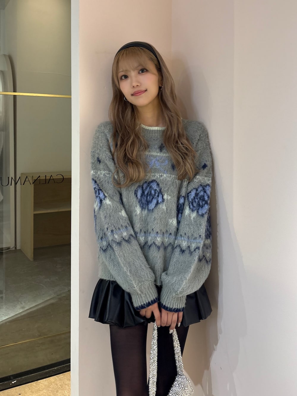 ブラック系のスカート、グレー系のニット/セーターを着用したレディースの秋コーディネートの6枚目の写真