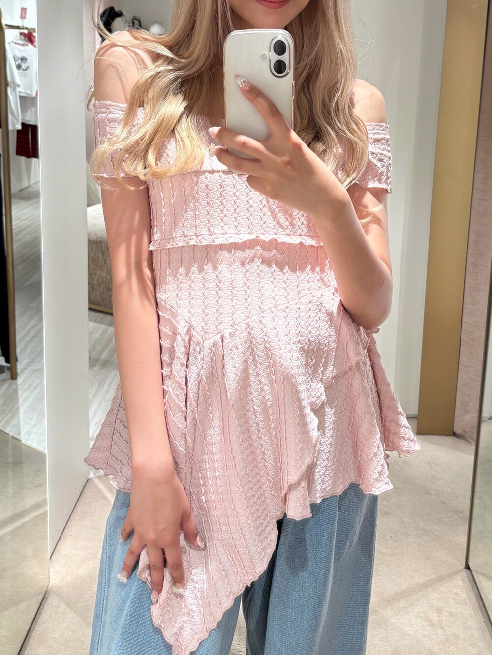 ブルー系のデニムパンツ、ピンク系のTシャツ/カットソーを着用したレディースの夏コーディネートの4枚目の写真