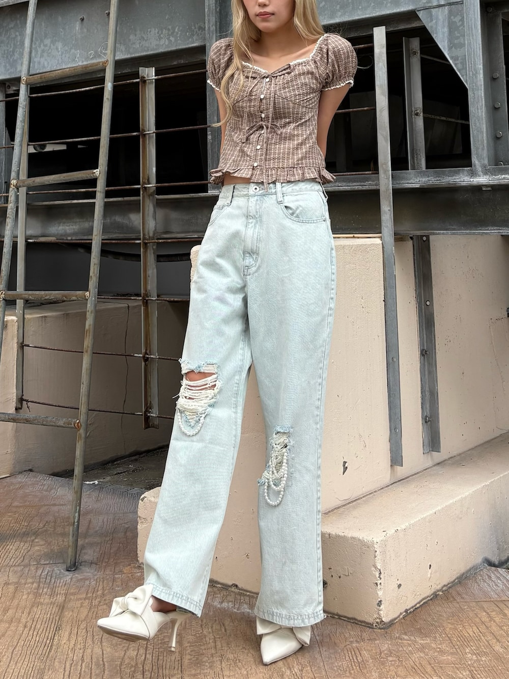 ブラウン系のシャツ/ブラウス、ブルー系のデニムパンツを着用したレディースの夏コーディネートの3枚目の写真