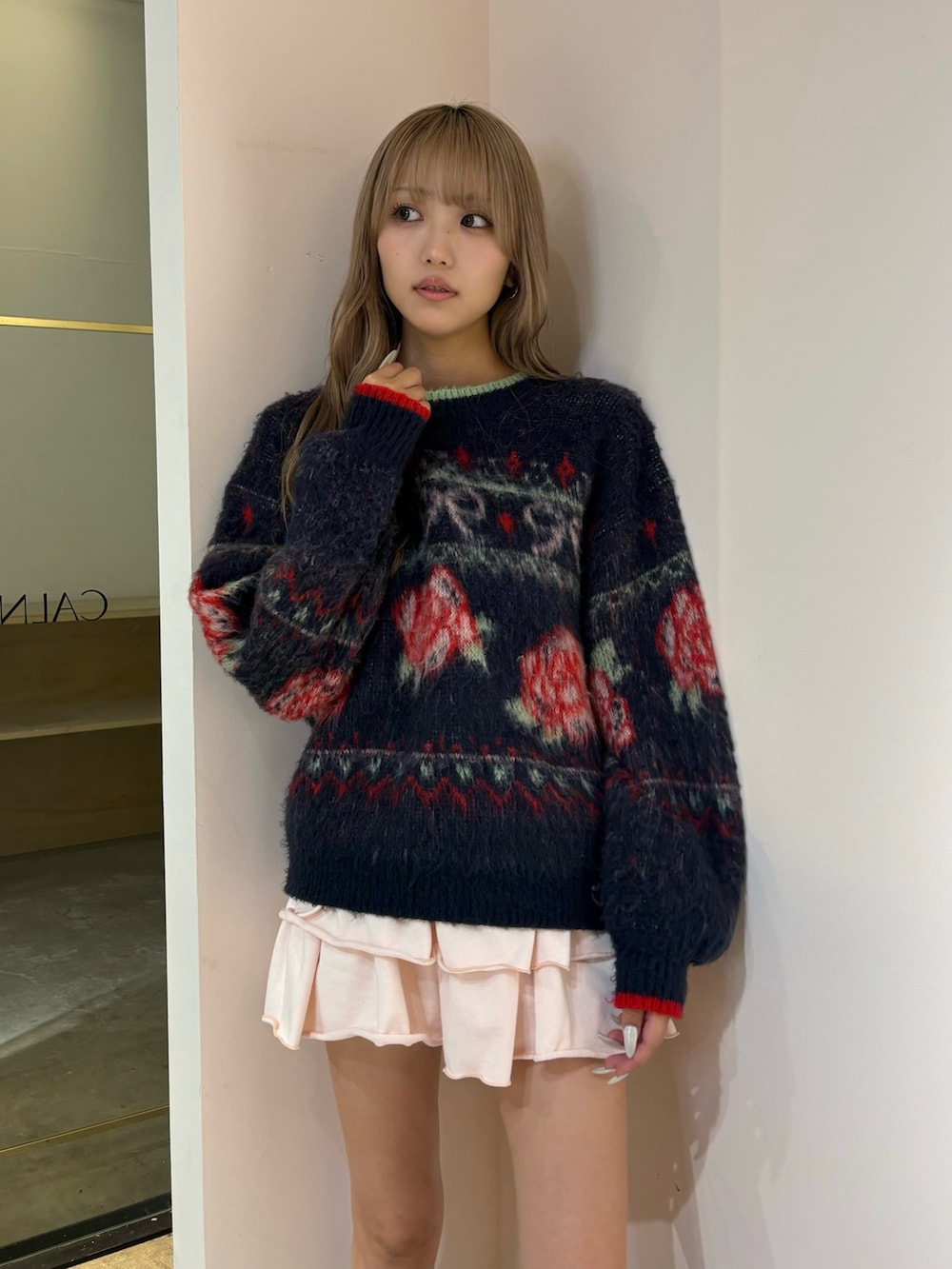 ピンク系のその他パンツ、ブラウン系のブーツ、ブルー系のニット/セーターを着用したレディースの秋コーディネートの5枚目の写真