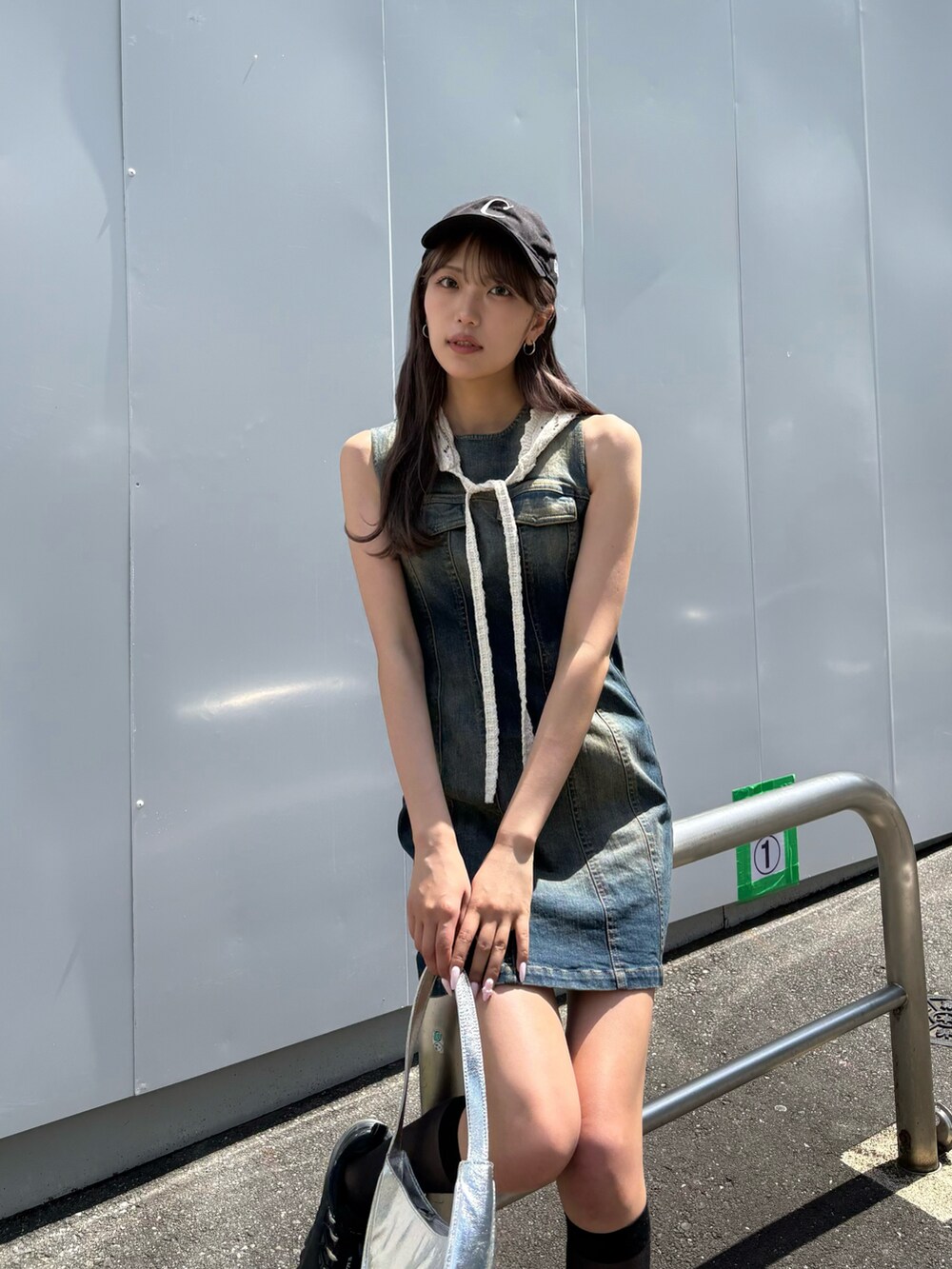 ブルー系のワンピースを着用したレディースの春コーディネートの3枚目の写真