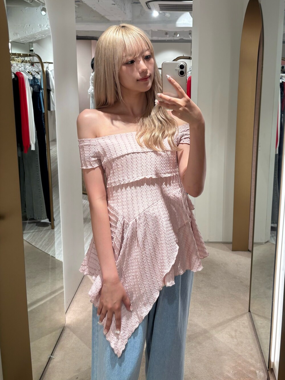 ブルー系のデニムパンツ、ピンク系のTシャツ/カットソーを着用したレディースの夏コーディネートの2枚目の写真