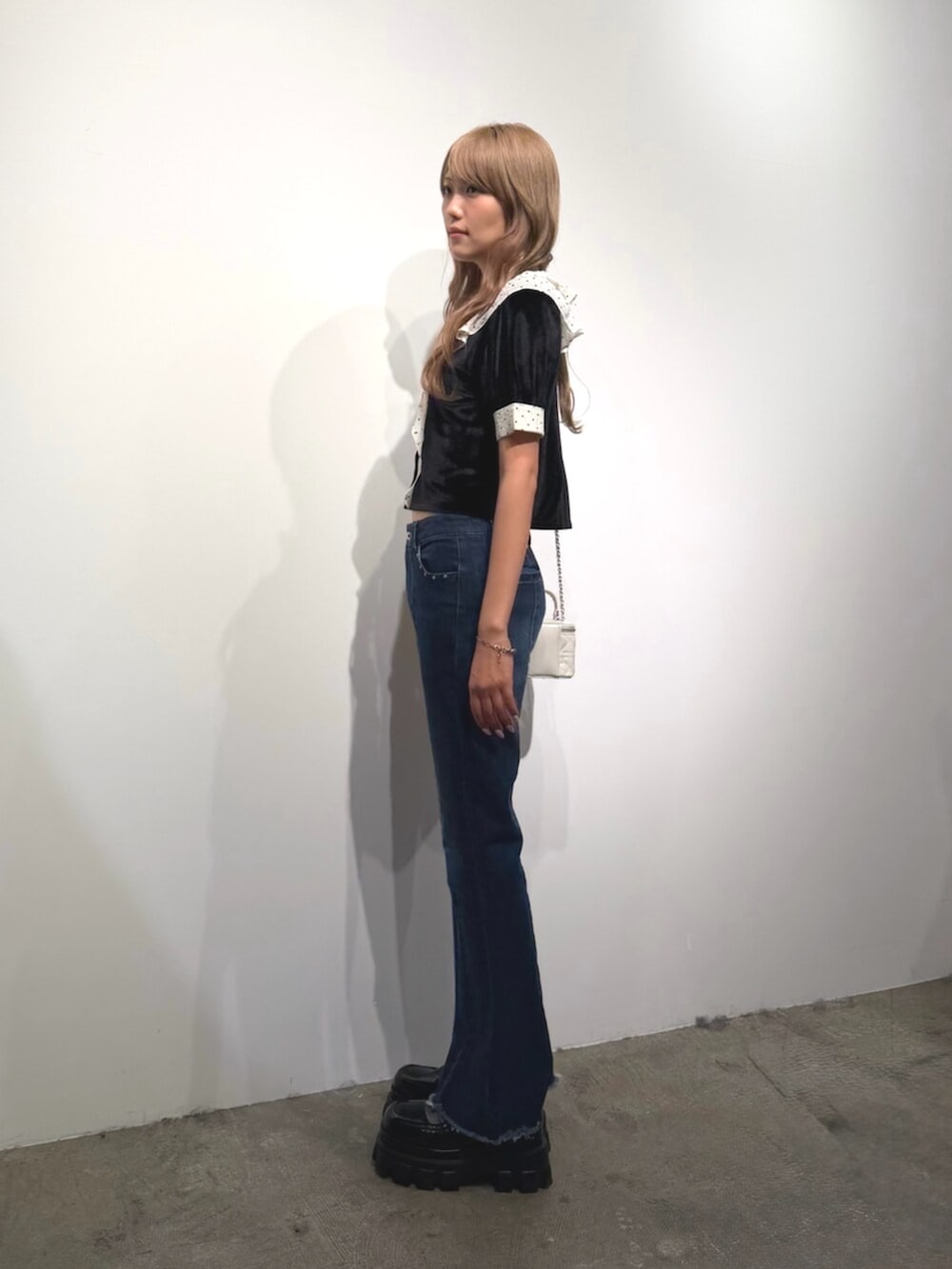 ブラック系のローファー、ブルー系のその他パンツ、ブラック系のカーディガン/ボレロを着用したレディースの夏コーディネートの2枚目の写真