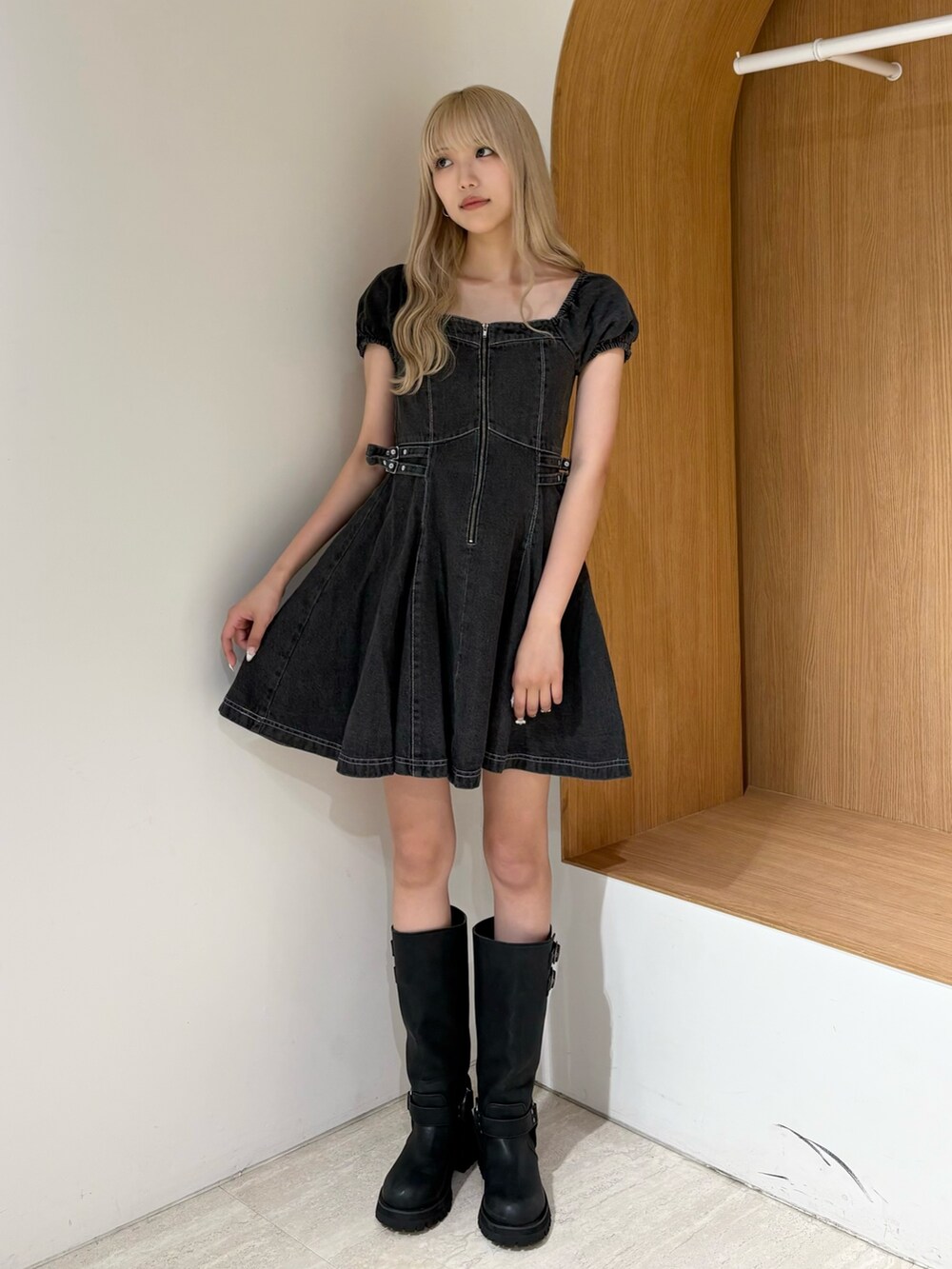 ブラック系のワンピース、ブラック系のブーツを着用したレディースの夏コーディネートの4枚目の写真