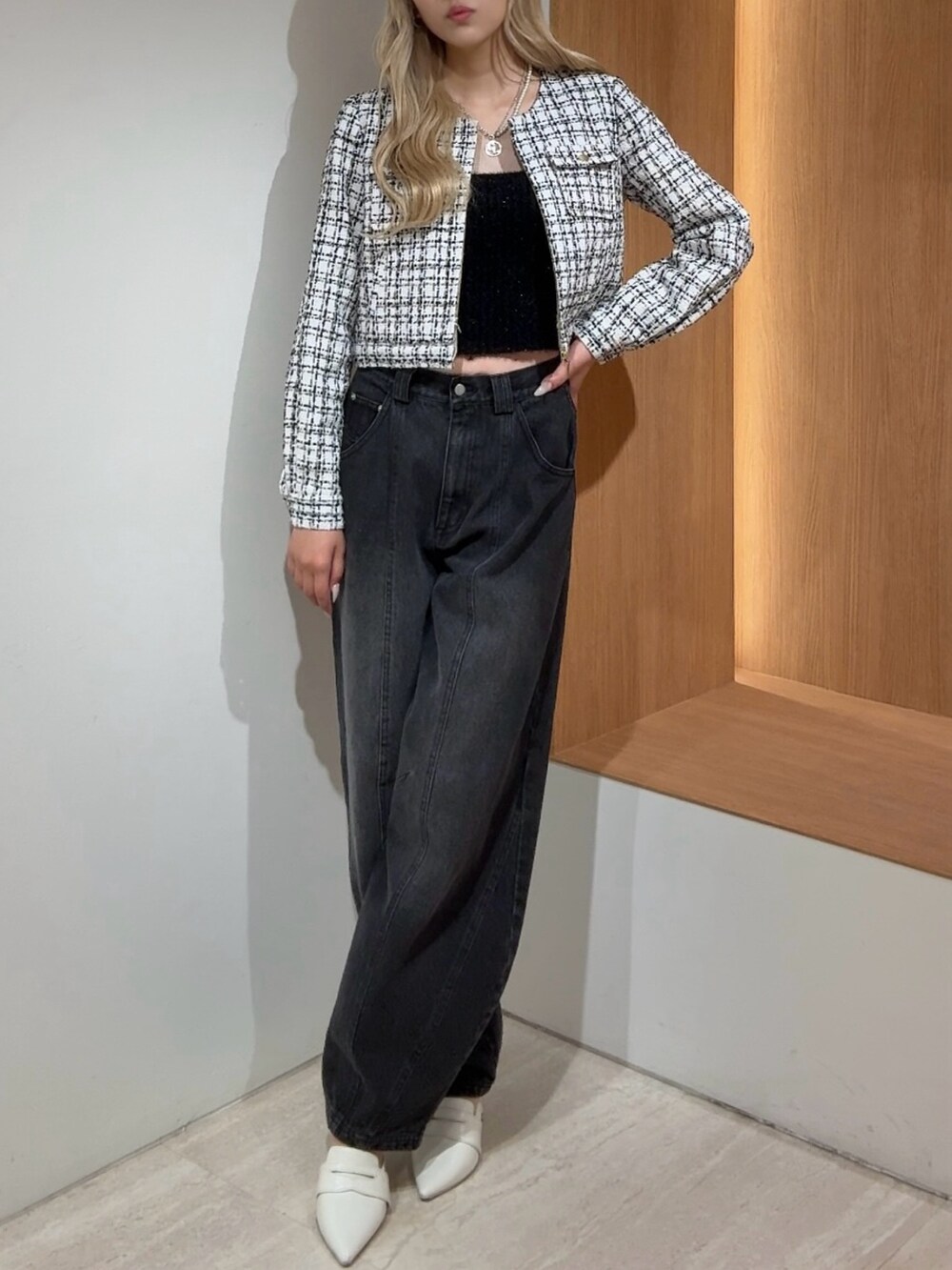 ブラック系のカーディガン/ボレロ、ブラック系のデニムパンツ、その他のノーカラージャケットを着用したレディースの夏コーディネートの3枚目の写真