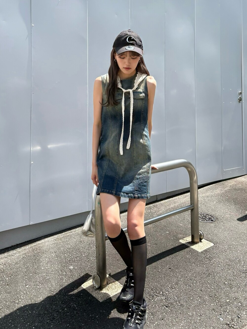 ブルー系のワンピースを着用したレディースの春コーディネートの2枚目の写真