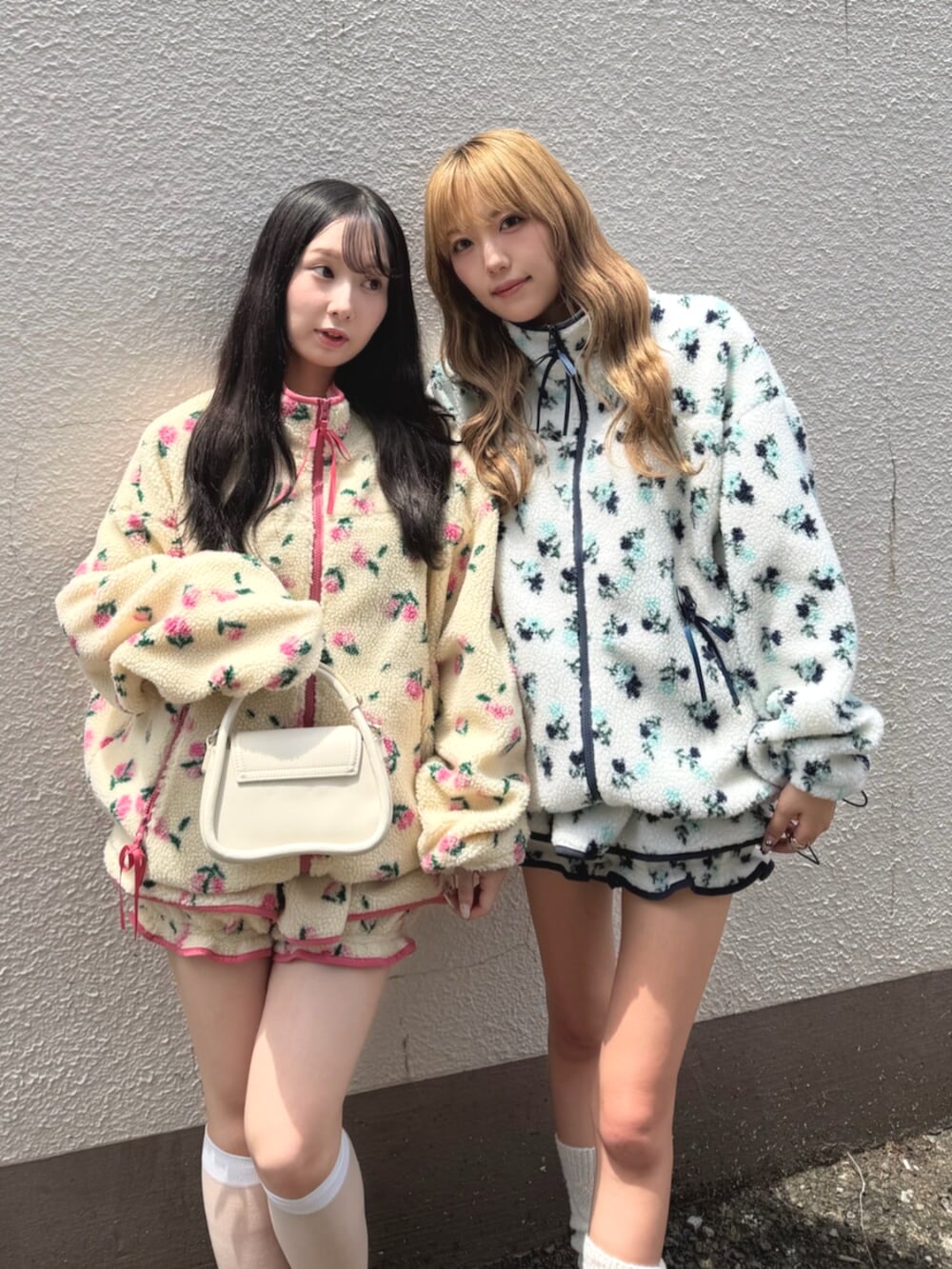 ブルー系のブルゾン、ブルー系のその他パンツを着用したレディースの夏コーディネートの7枚目の写真