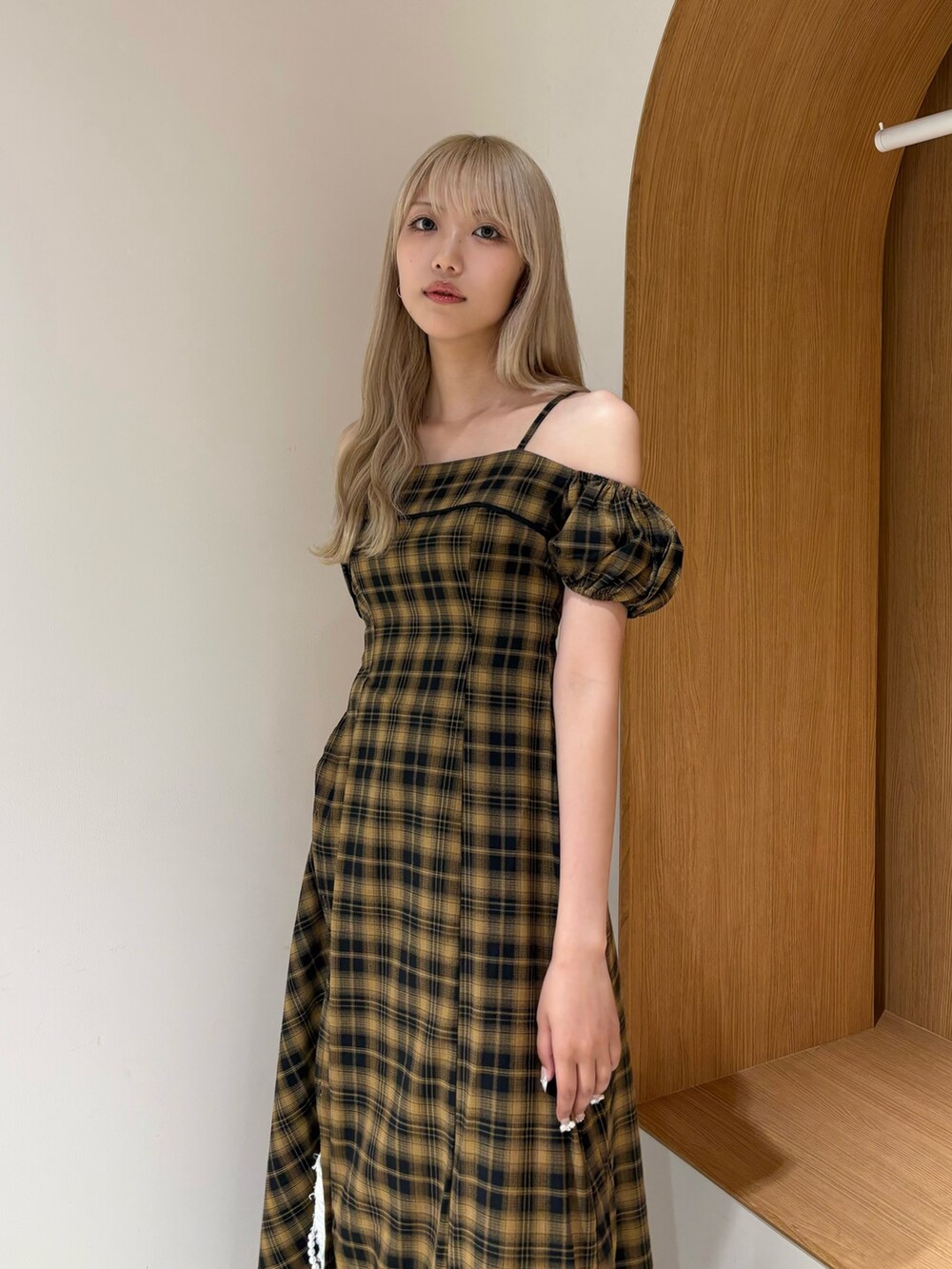 その他のワンピース、ブルー系のデニムパンツを着用したレディースの夏コーディネートの4枚目の写真