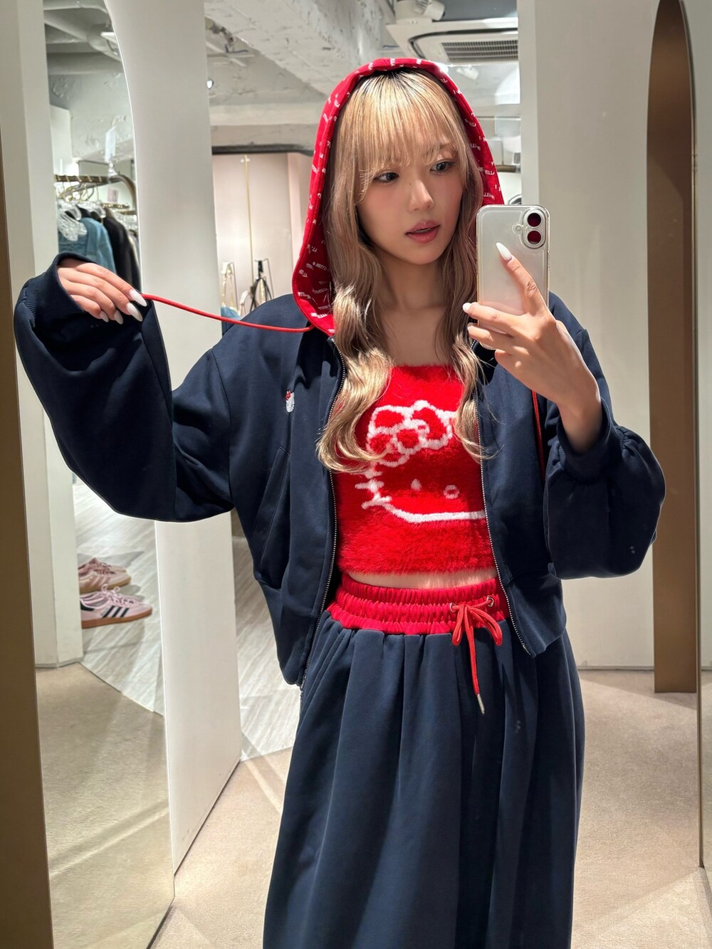 ブルー系のスウェット、ブルー系のその他パンツ、レッド系のニット/セーターを着用したレディースの秋コーディネートの2枚目の写真