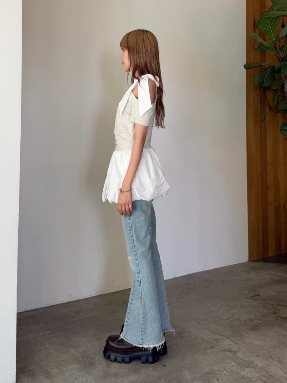 グレー系のTシャツ/カットソー、ブルー系のその他パンツを着用したレディースの夏コーディネートの3枚目の写真