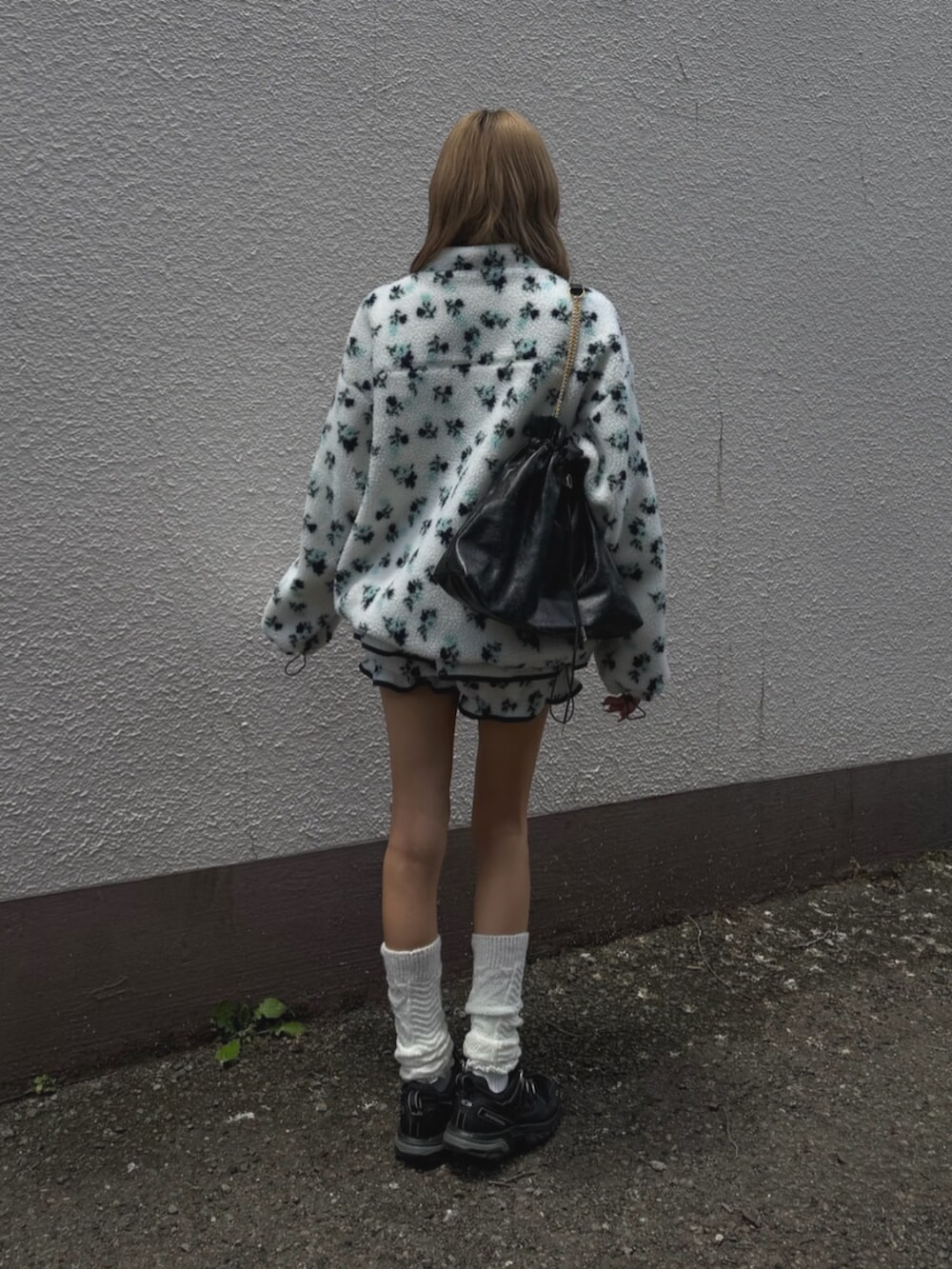 ブルー系のブルゾン、ブルー系のその他パンツを着用したレディースの夏コーディネートの4枚目の写真