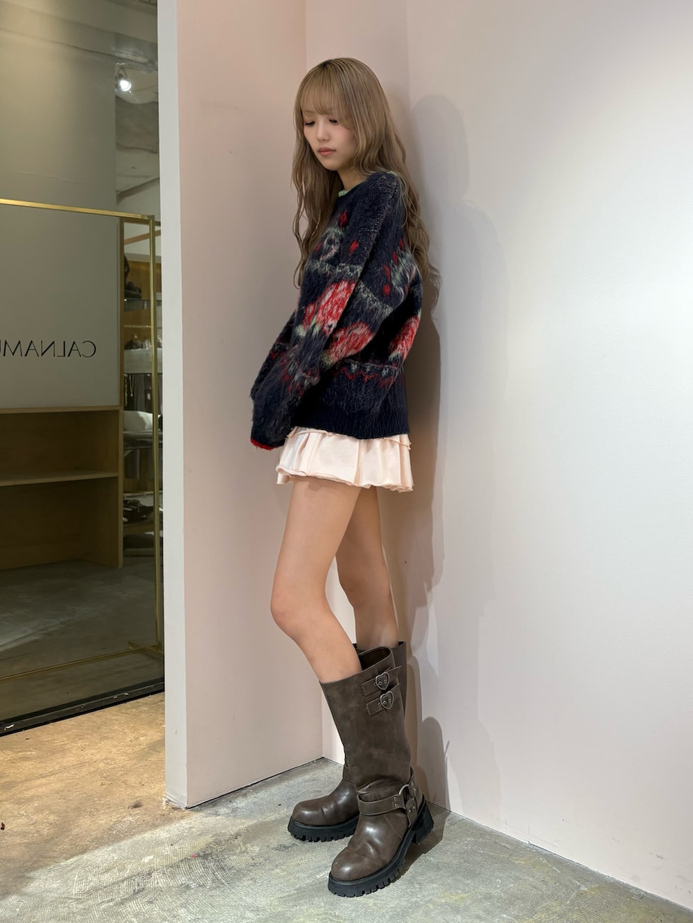 ピンク系のその他パンツ、ブラウン系のブーツ、ブルー系のニット/セーターを着用したレディースの秋コーディネートの3枚目の写真