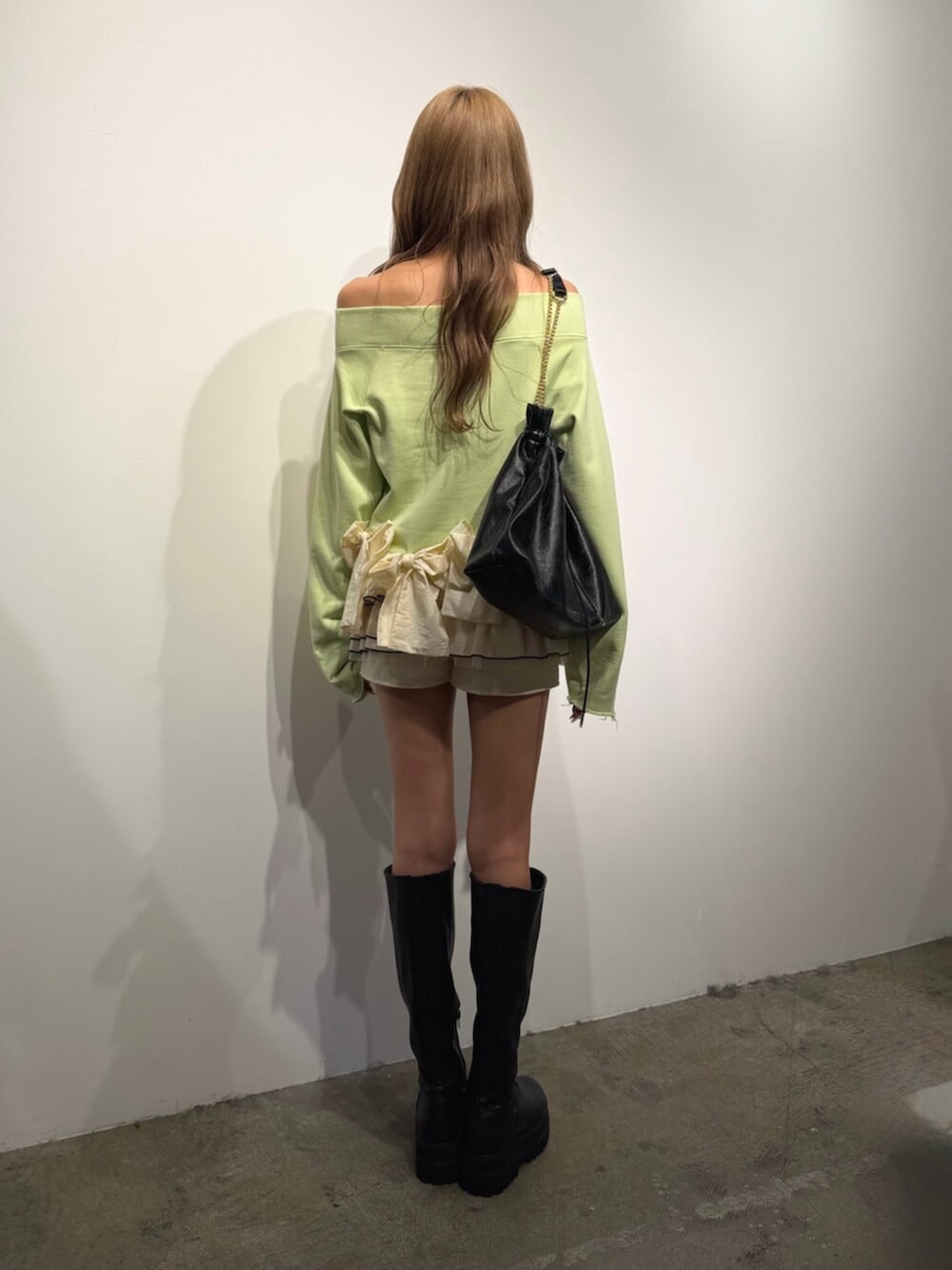 ホワイト系のその他パンツ、グリーン系のスウェットを着用したレディースの夏コーディネートの3枚目の写真