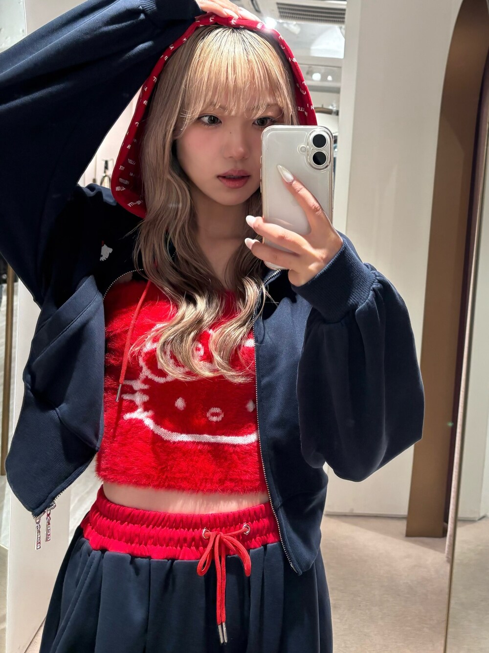 ブルー系のスウェット、ブルー系のその他パンツ、レッド系のニット/セーターを着用したレディースの秋コーディネートの3枚目の写真