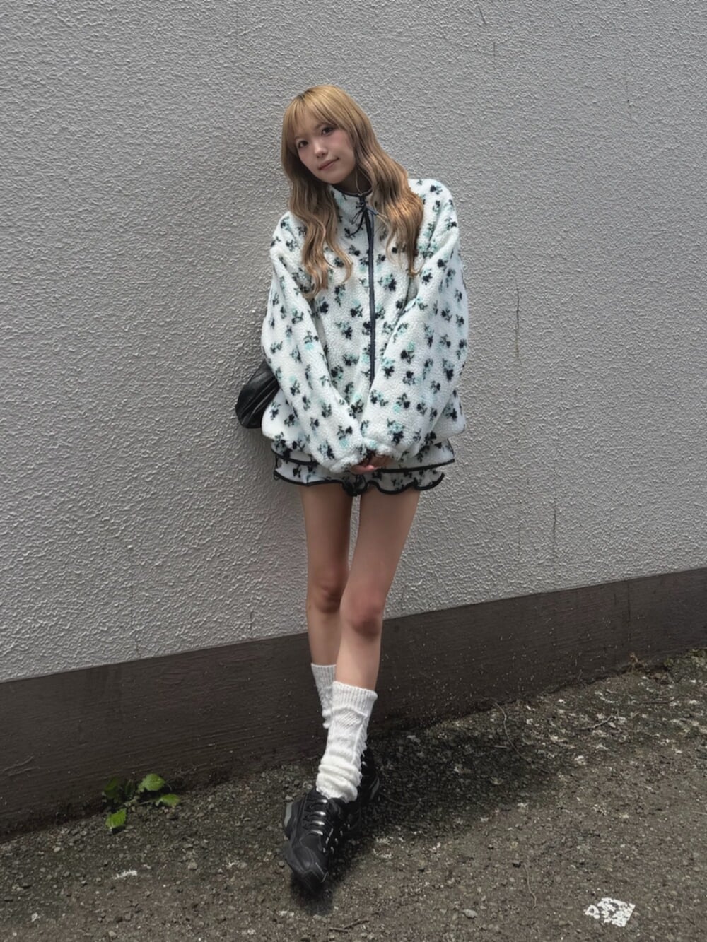 ブルー系のブルゾン、ブルー系のその他パンツを着用したレディースの夏コーディネートの2枚目の写真