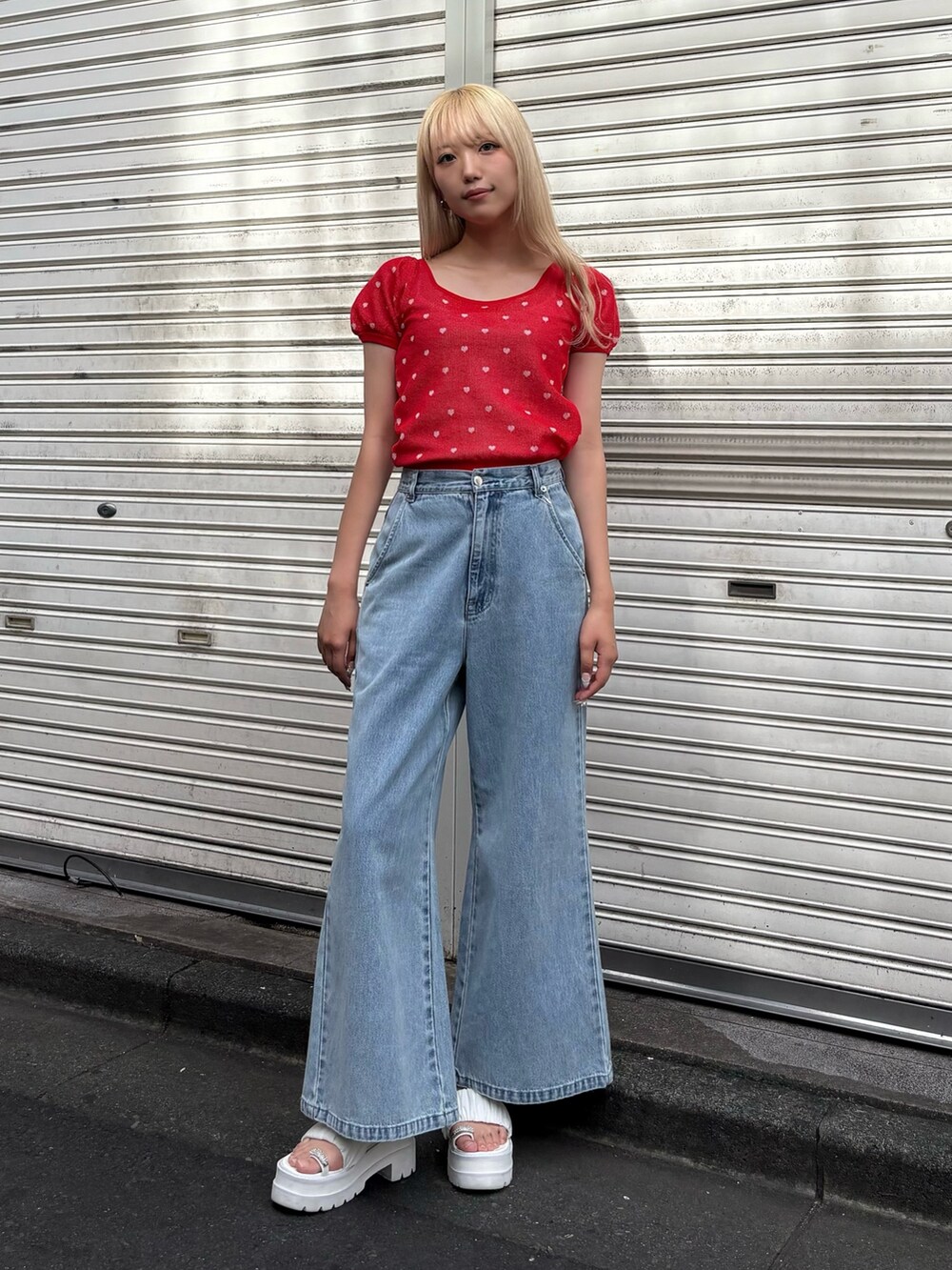 ブルー系のデニムパンツ、レッド系のTシャツ/カットソーを着用したレディースの夏コーディネートの3枚目の写真