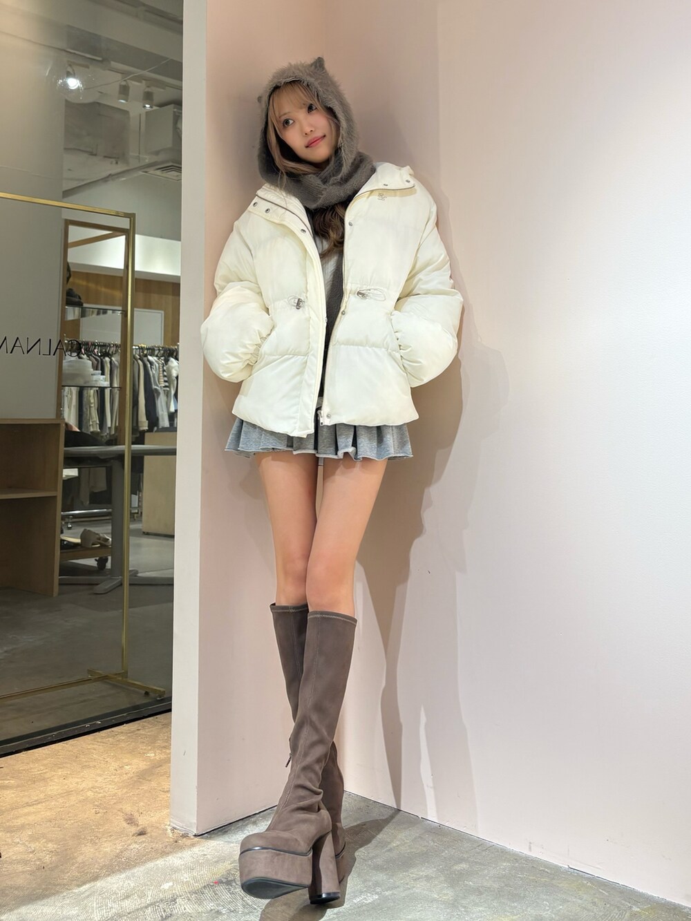 ホワイト系のニット/セーター、グレー系のその他パンツを着用したレディースの秋コーディネートの4枚目の写真