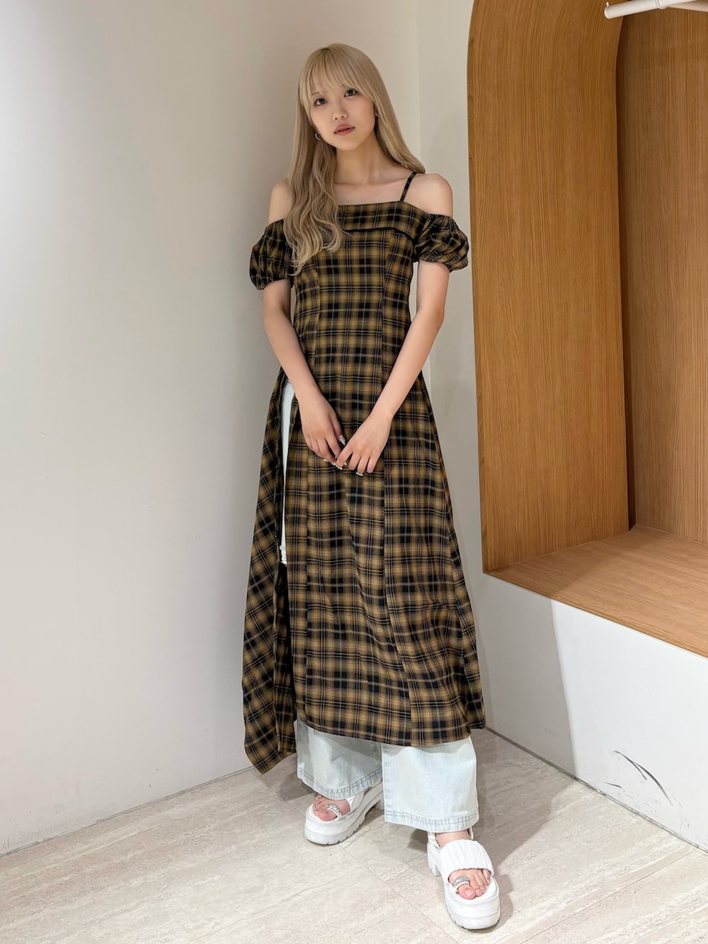 その他のワンピース、ブルー系のデニムパンツを着用したレディースの夏コーディネートの2枚目の写真