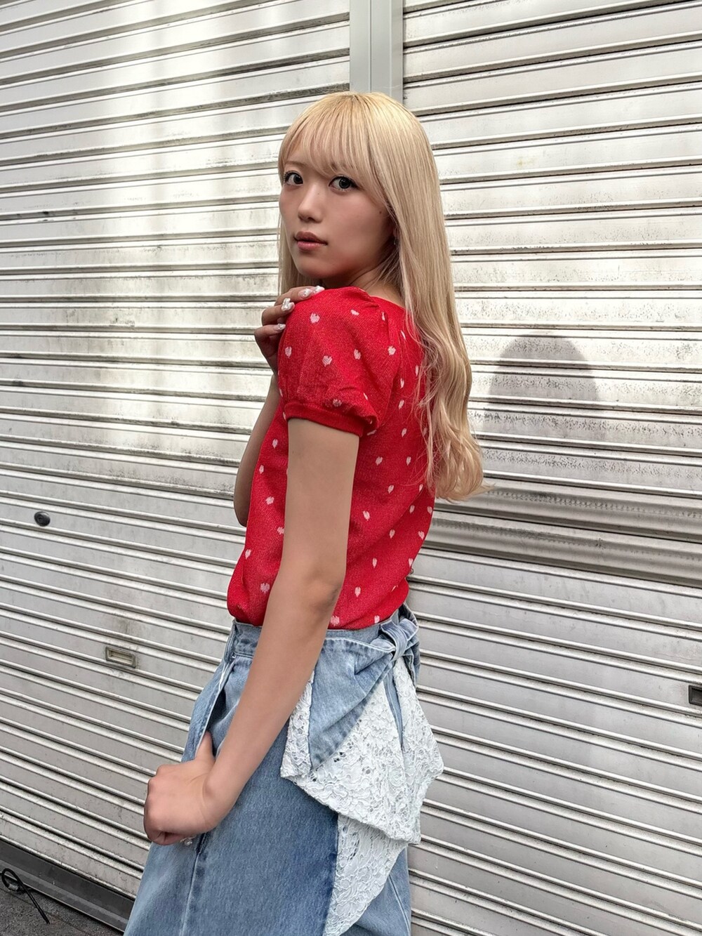 ブルー系のデニムパンツ、レッド系のTシャツ/カットソーを着用したレディースの夏コーディネートの4枚目の写真