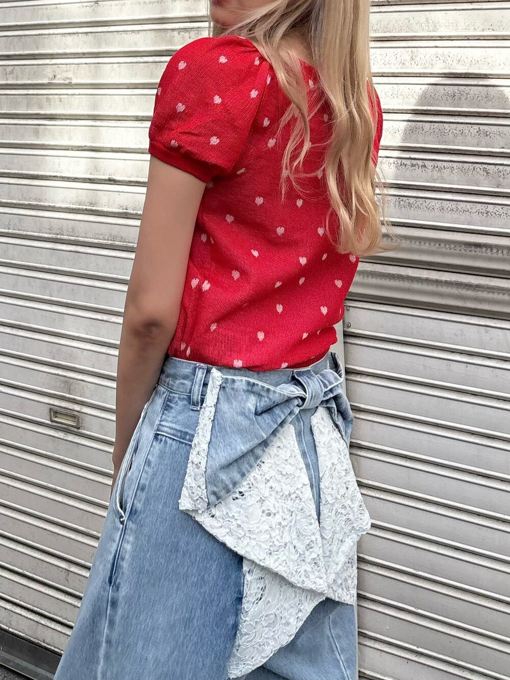 ブルー系のデニムパンツ、レッド系のTシャツ/カットソーを着用したレディースの夏コーディネートの5枚目の写真