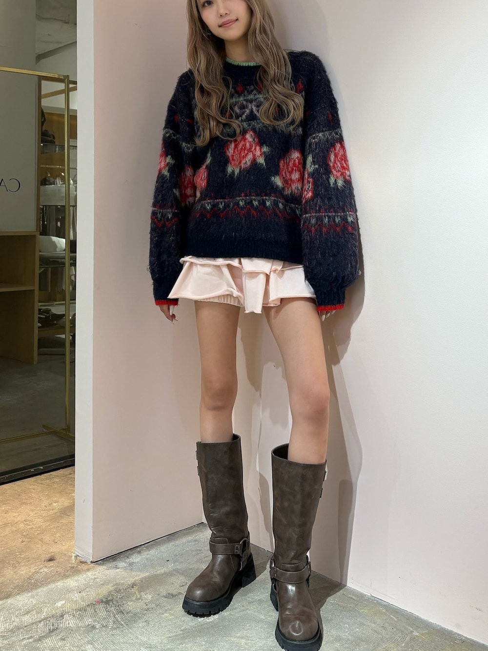 ピンク系のその他パンツ、ブラウン系のブーツ、ブルー系のニット/セーターを着用したレディースの秋コーディネートの2枚目の写真