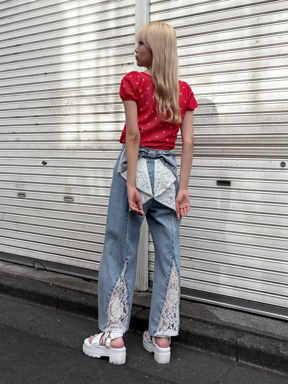 ブルー系のデニムパンツ、レッド系のTシャツ/カットソーを着用したレディースの夏コーディネートの2枚目の写真