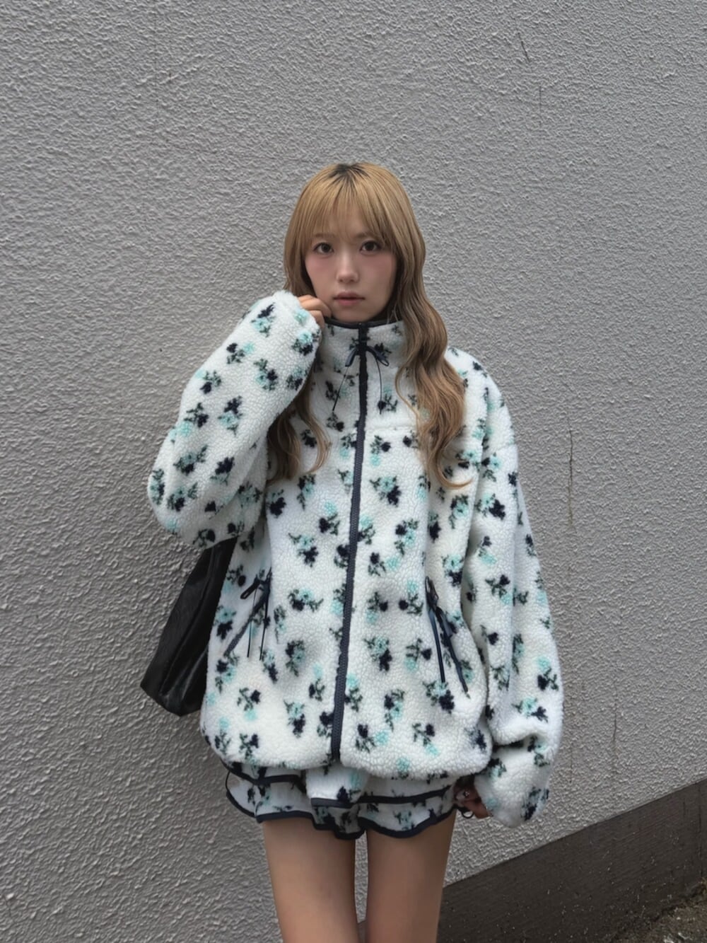 ブルー系のブルゾン、ブルー系のその他パンツを着用したレディースの夏コーディネートの5枚目の写真