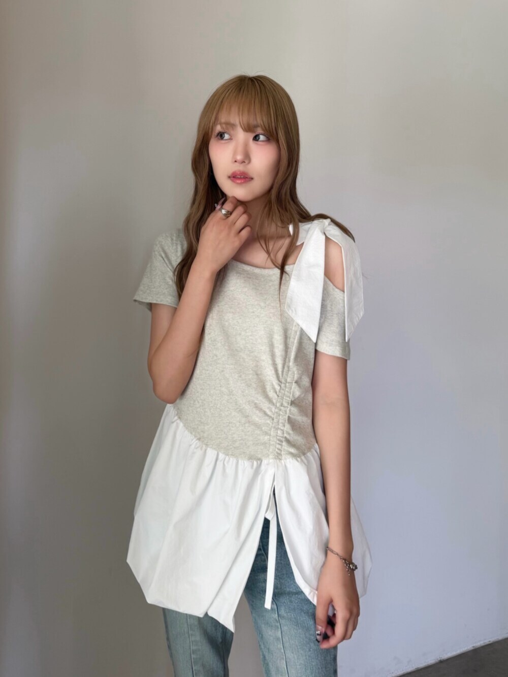 グレー系のTシャツ/カットソー、ブルー系のその他パンツを着用したレディースの夏コーディネートの6枚目の写真