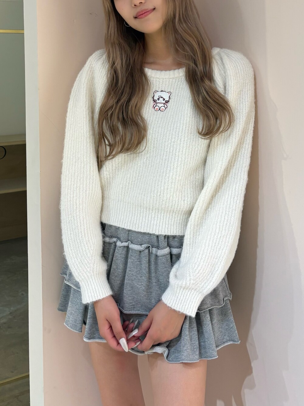 ホワイト系のニット/セーター、グレー系のその他パンツを着用したレディースの秋コーディネートの3枚目の写真