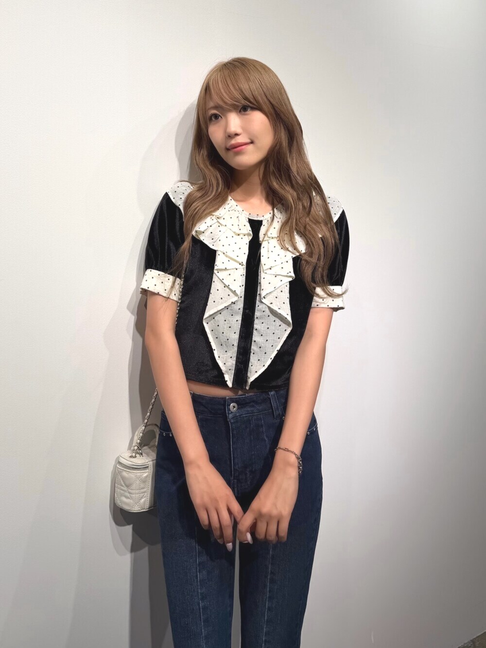 ブラック系のローファー、ブルー系のその他パンツ、ブラック系のカーディガン/ボレロを着用したレディースの夏コーディネートの4枚目の写真
