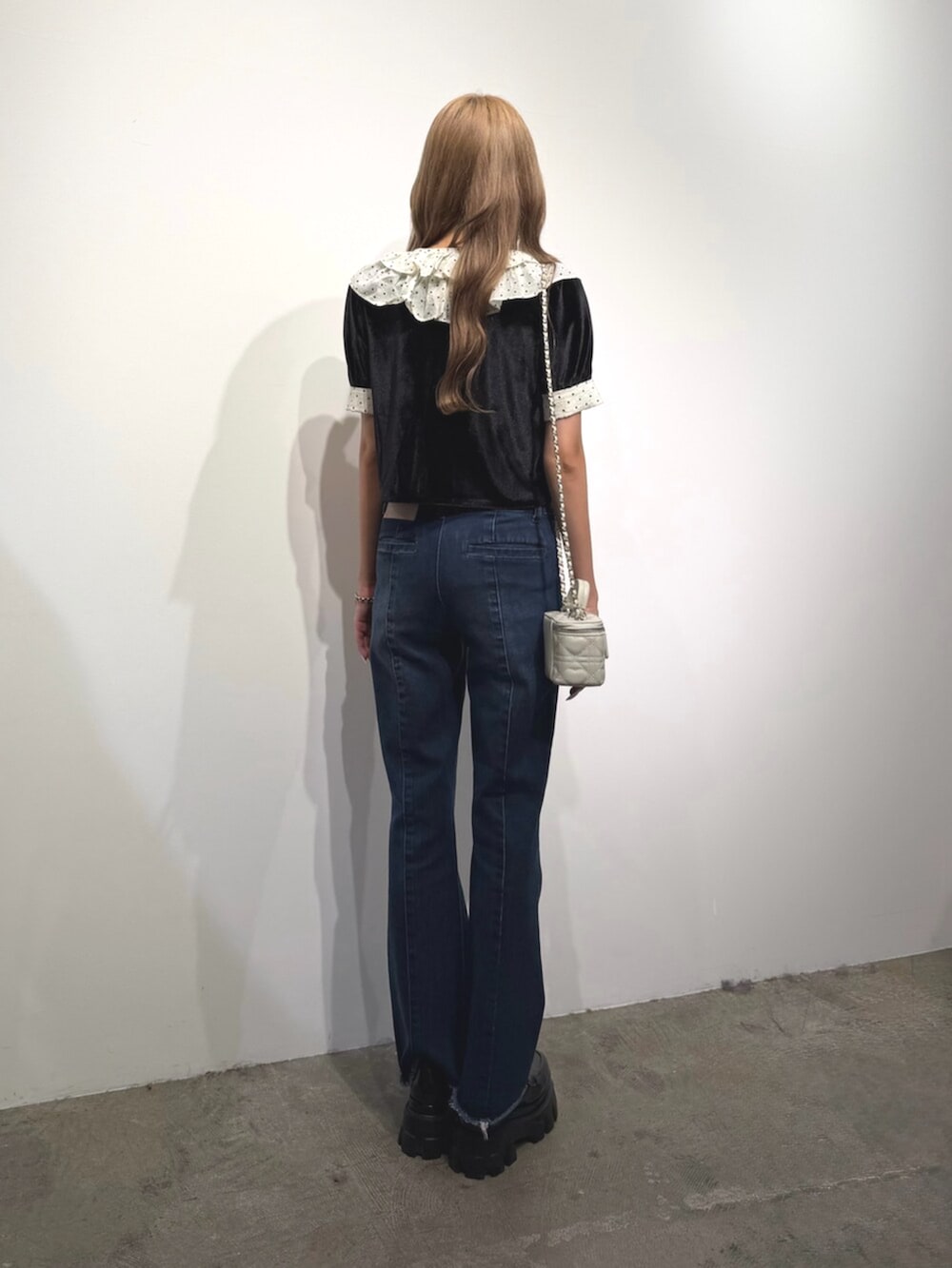 ブラック系のローファー、ブルー系のその他パンツ、ブラック系のカーディガン/ボレロを着用したレディースの夏コーディネートの3枚目の写真