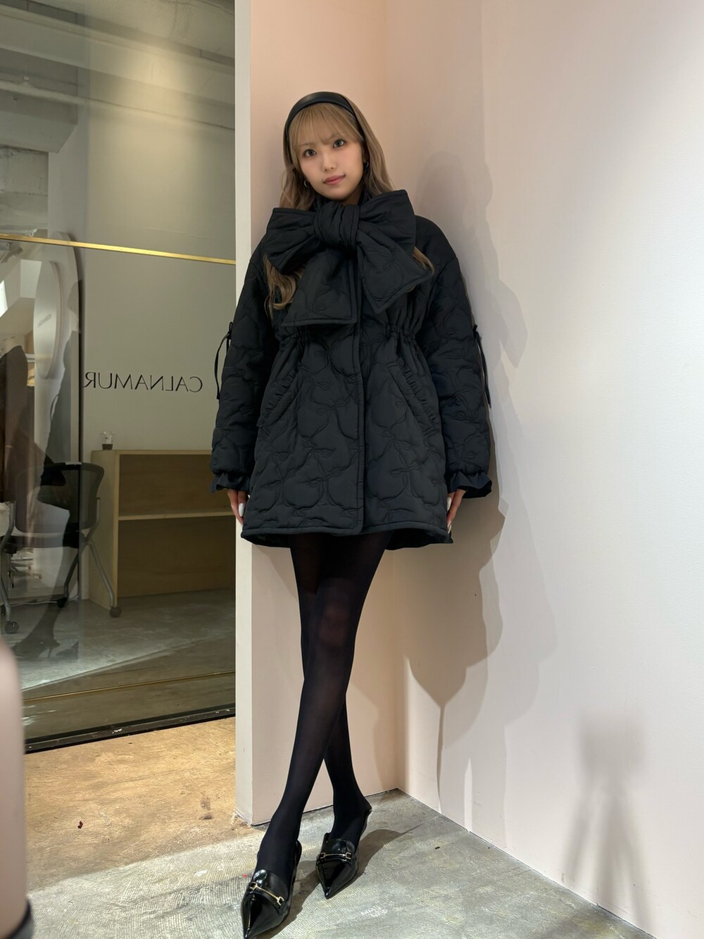 ブラック系のダウンジャケット/コートを着用したレディースの秋コーディネートの2枚目の写真