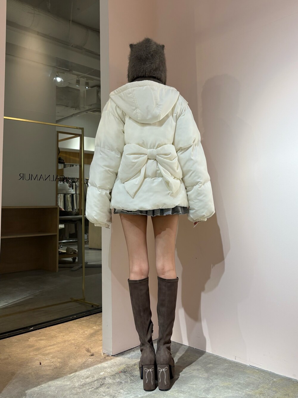 ブラウン系のブーツ、グレー系のその他パンツ、ホワイト系のブルゾンを着用したレディースの秋コーディネートの3枚目の写真