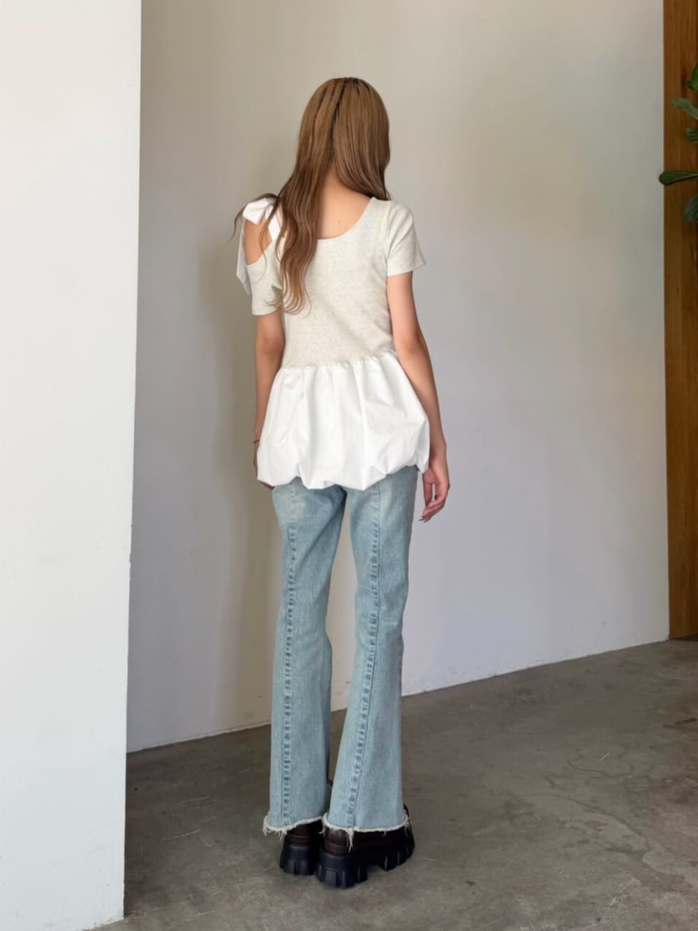グレー系のTシャツ/カットソー、ブルー系のその他パンツを着用したレディースの夏コーディネートの4枚目の写真