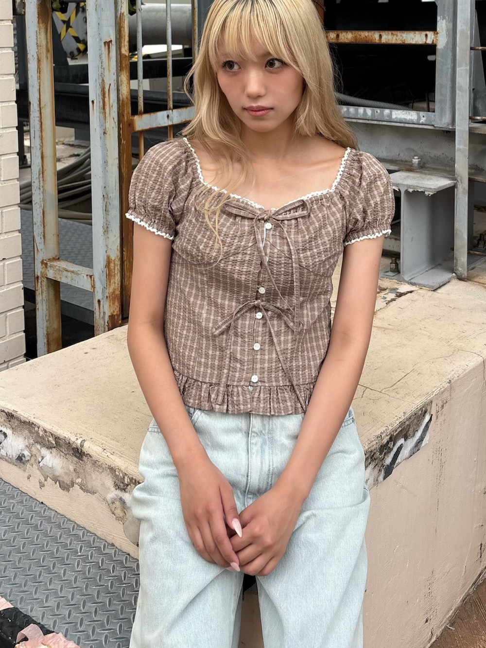 ブラウン系のシャツ/ブラウス、ブルー系のデニムパンツを着用したレディースの夏コーディネートの2枚目の写真