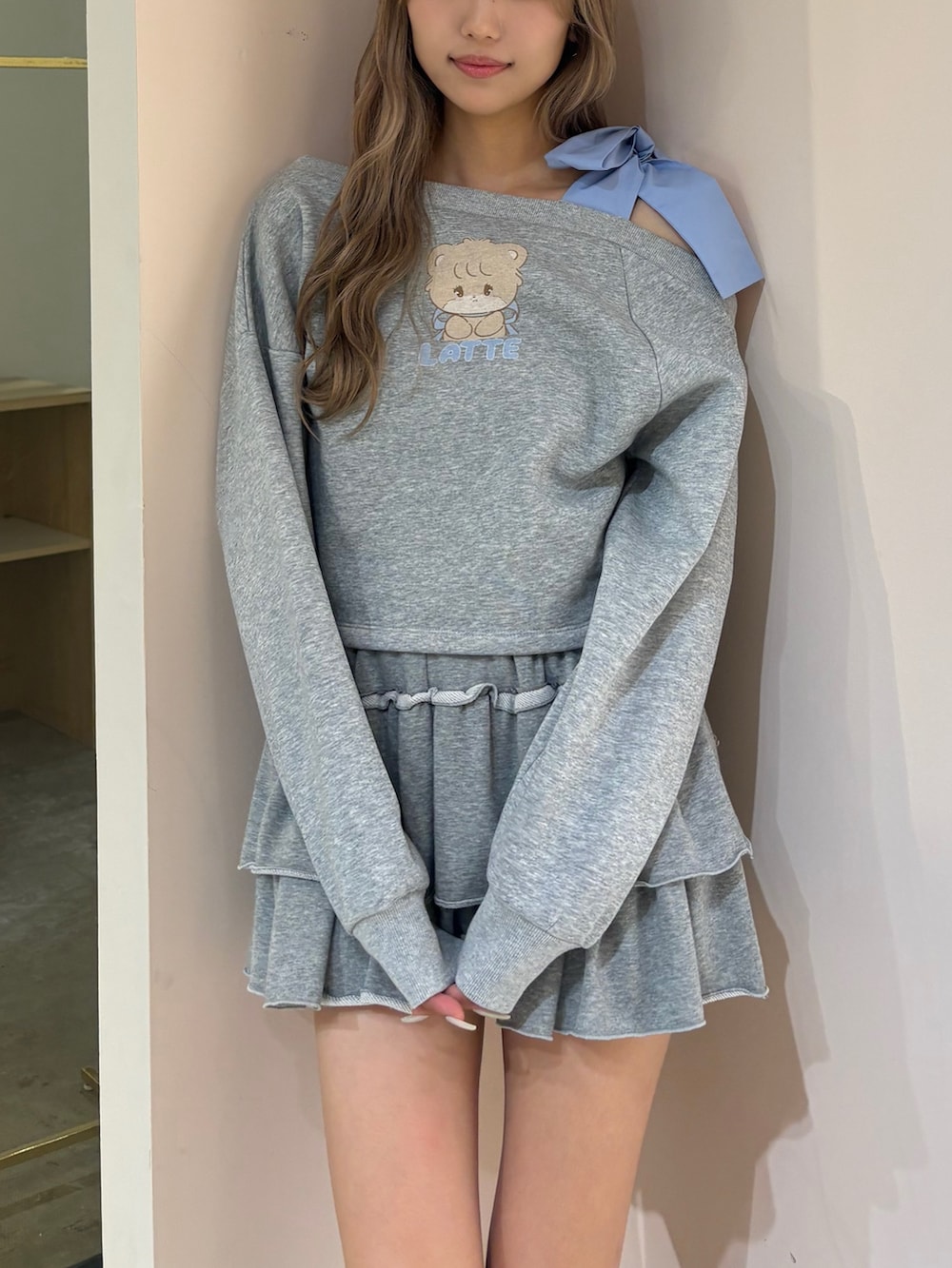 グレー系のスウェット、グレー系のその他パンツ、ブラウン系のブーツを着用したレディースの秋コーディネートの3枚目の写真