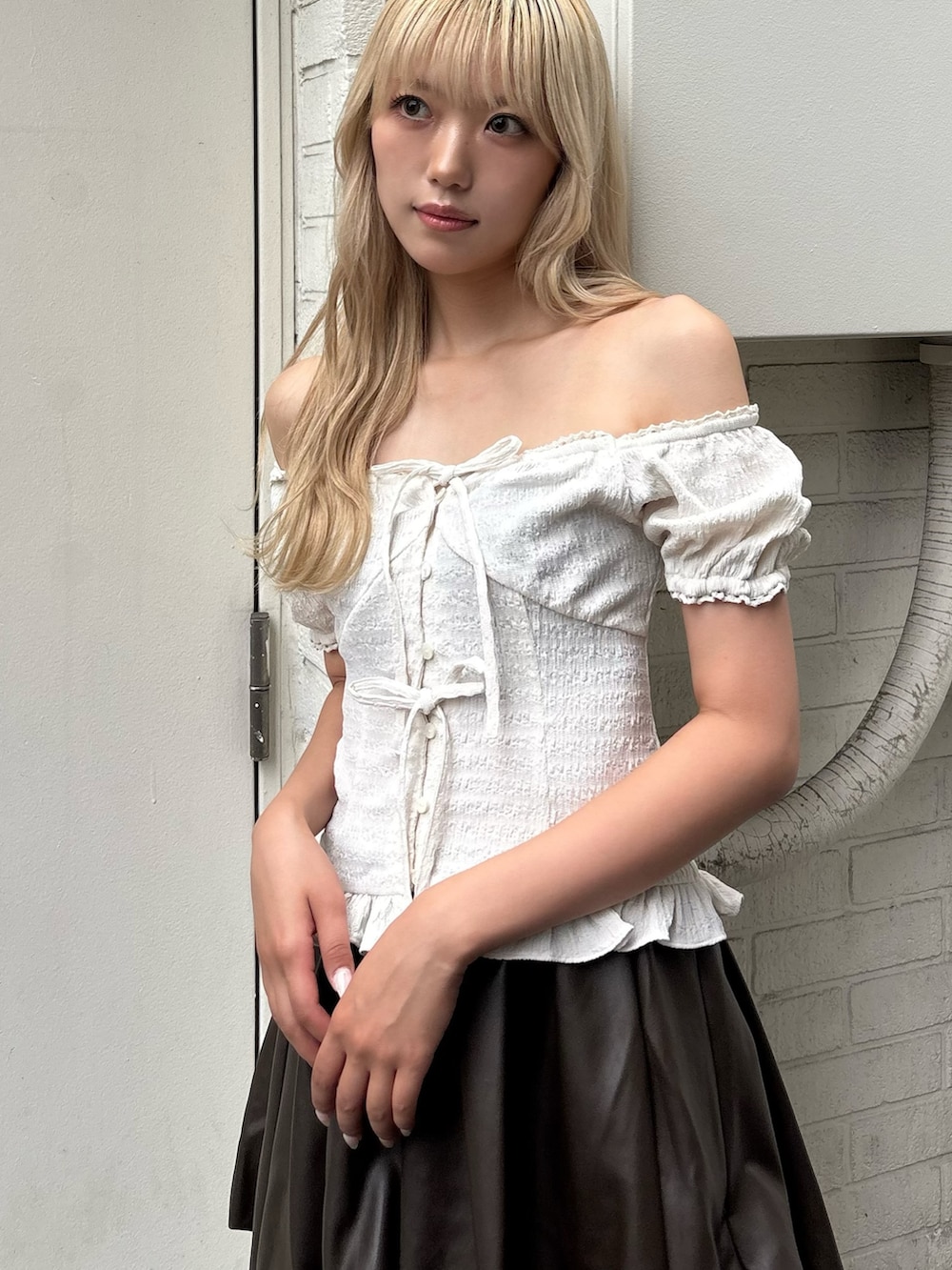 「CALNAMURのフェイクレザーバルーンミニスカート（スカート、ブラウン系）」を使った、saraさん（骨格ナチュラル・レディース・165cm）の夏コーディネートの5枚目の写真