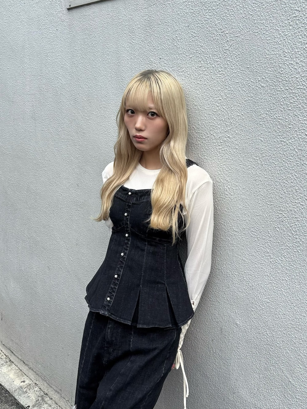 ブラック系のデニムパンツ、ブラック系のキャミソールを着用したレディースの夏コーディネートの4枚目の写真