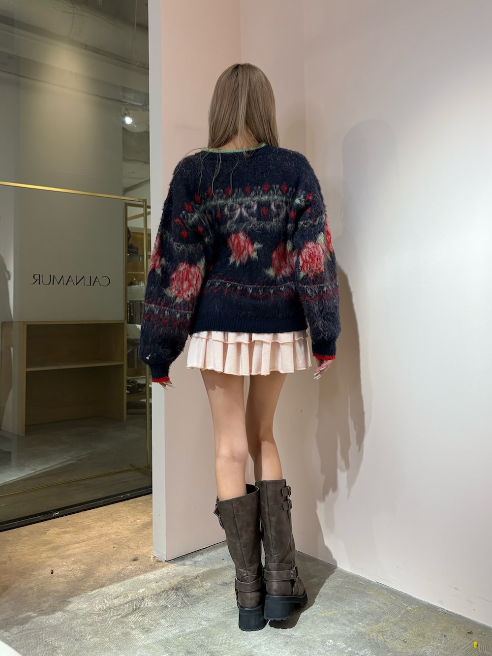 ピンク系のその他パンツ、ブラウン系のブーツ、ブルー系のニット/セーターを着用したレディースの秋コーディネートの4枚目の写真